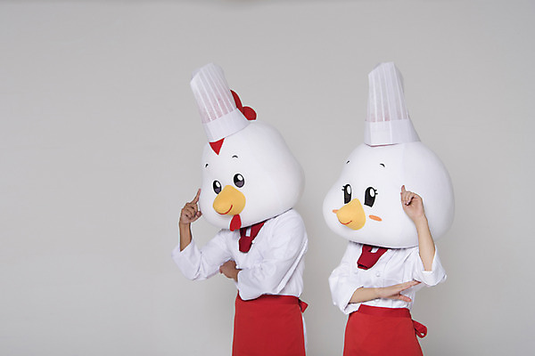 포토 JPG 스튜디오촬영 여자 남자 생각 새해 실내 상반신 두명 옆모습 30대 요리사 닭띠 닭 조리복 닭캐릭터 닭머리 동물탈 인형탈 성인만 정유년 국내포토 직업 뷰포인트 동물캐릭터 유니폼 조류 사람 내부 장년 십이지신 탈 파일형식 2017년