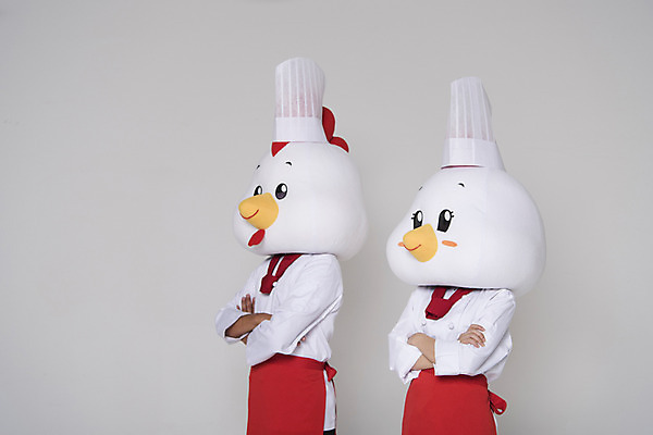 포토 JPG 스튜디오촬영 여자 남자 새해 실내 상반신 두명 옆모습 30대 팔짱 요리사 닭띠 닭 조리복 닭캐릭터 닭머리 동물탈 인형탈 성인만 정유년 국내포토 직업 뷰포인트 동물캐릭터 유니폼 모션 조류 사람 내부 장년 십이지신 탈 파일형식 2017년