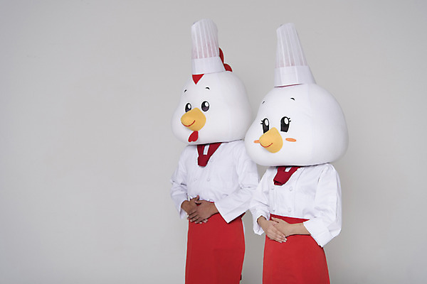 포토 JPG 스튜디오촬영 여자 남자 새해 실내 상반신 두명 옆모습 30대 요리사 닭띠 닭 조리복 닭캐릭터 손모으기 닭머리 동물탈 인형탈 성인만 정유년 국내포토 직업 뷰포인트 동물캐릭터 유니폼 조류 사람 손짓 내부 장년 십이지신 탈 파일형식 2017년