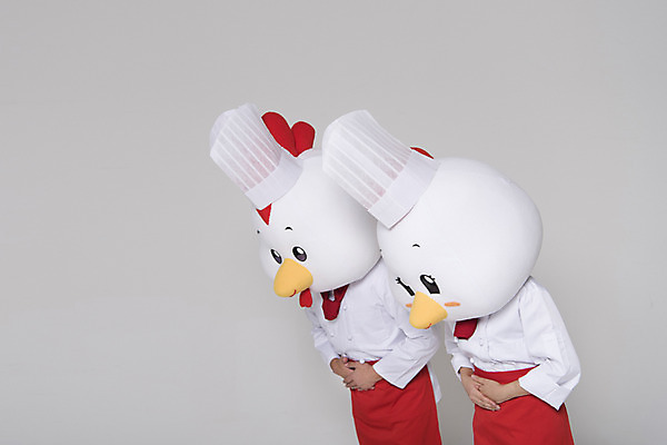 포토 JPG 스튜디오촬영 여자 남자 새해 실내 상반신 두명 옆모습 30대 요리사 인사 닭띠 닭 조리복 닭캐릭터 닭머리 동물탈 인형탈 성인만 정유년 국내포토 직업 뷰포인트 동물캐릭터 유니폼 조류 사람 내부 장년 십이지신 예절 탈 파일형식 2017년