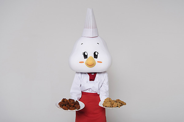 포토 JPG 스튜디오촬영 여자 새해 실내 한명 들기 상반신 앞모습 30대 요리사 치킨 닭띠 닭 조리복 닭캐릭터 닭머리 동물탈 인형탈 성인여자한명만 정유년 국내포토 직업 1 뷰포인트 동물캐릭터 유니폼 모션 조류 사람 내부 장년 십이지신 탈 닭고기요리 여자한명만 성인여자만 파일형식 2017년