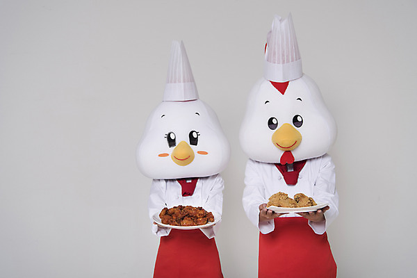 포토 JPG 스튜디오촬영 여자 남자 새해 실내 들기 상반신 두명 앞모습 30대 요리사 치킨 닭띠 닭 조리복 닭캐릭터 닭머리 동물탈 인형탈 성인만 정유년 국내포토 직업 뷰포인트 동물캐릭터 유니폼 모션 조류 사람 내부 장년 십이지신 탈 닭고기요리 파일형식 2017년