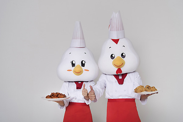 포토 JPG 스튜디오촬영 여자 남자 새해 실내 들기 상반신 두명 앞모습 30대 요리사 치킨 닭띠 닭 최고 조리복 닭캐릭터 닭머리 동물탈 인형탈 성인만 정유년 국내포토 직업 뷰포인트 동물캐릭터 유니폼 모션 조류 사람 내부 장년 십이지신 탈 닭고기요리 파일형식 2017년