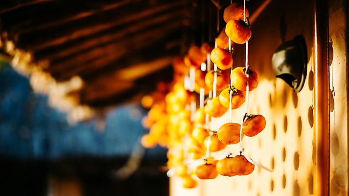 포토 JPG 주간 한옥 풍경 사람없음 야외 가을 처마 곶감 국내포토 자연요소 한국전통 계절 고건축 감 건과일 파일형식