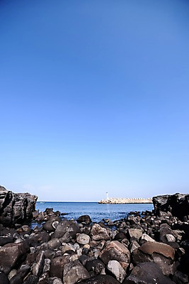 포토 JPG 주간 하늘 한국 풍경 해변 사람없음 야외 제주도 바위 방파제 국내포토 자연요소 공공시설 아시아 바다 돌_바위 파일형식
