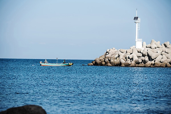 포토 JPG 주간 바다 자연 하늘 한국 등대 풍경 사람없음 야외 제주도 방파제 선박 국내포토 자연요소 공공시설 아시아 수상교통 생태계 파일형식