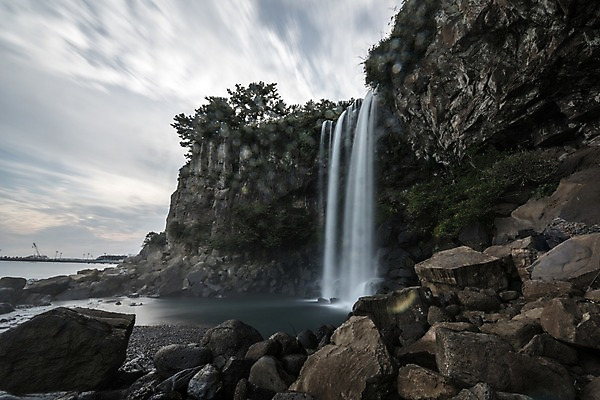 포토 JPG 주간 구름 하늘 한국 풍경 사람없음 야외 제주도 폭포 바위 장노출 국내포토 자연요소 아시아 자연 촬영기법 돌_바위 파일형식