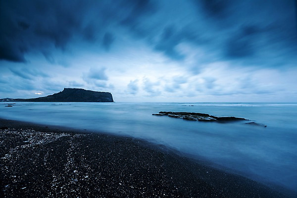 포토 JPG 주간 바다 자연 한국 풍경 해변 사람없음 야외 제주도 일출 바위 장노출 성산일출봉 국내포토 자연요소 아시아 촬영기법 노을 돌_바위 생태계 서귀포 파일형식