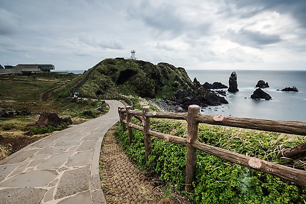 포토 JPG 주간 구름 자연 하늘 한국 풍경 사람없음 야외 제주도 바위 장노출 섭지코지 국내포토 자연요소 아시아 촬영기법 돌_바위 생태계 파일형식
