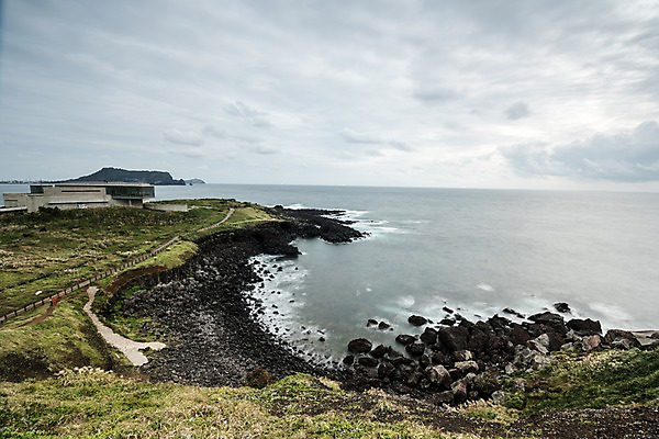 포토 JPG 주간 구름 자연 하늘 한국 풍경 사람없음 야외 제주도 바위 장노출 섭지코지 국내포토 자연요소 아시아 촬영기법 돌_바위 생태계 파일형식