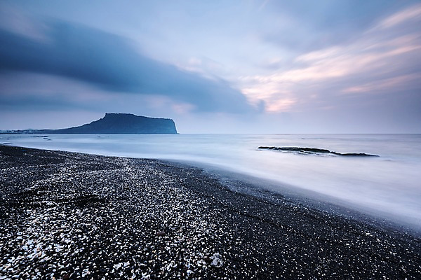 포토 JPG 주간 바다 자연 한국 풍경 해변 사람없음 야외 제주도 일출 바위 장노출 성산일출봉 국내포토 자연요소 아시아 촬영기법 노을 돌_바위 생태계 서귀포 파일형식