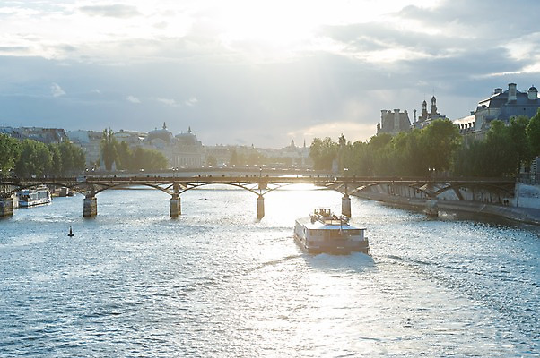 포토 JPG 주간 해외풍경 유럽풍경 풍경 여러명 야외 빛 강 햇빛 여행객 도시 유람선 파리_프랑스 국내포토 자연요소 해외 유럽 다수 배_교통 사람 태양 프랑스 파일형식