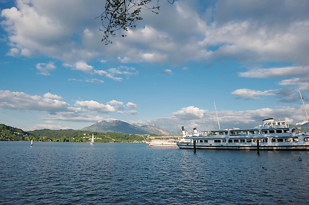 포토 JPG 주간 구름 해외풍경 호수 유럽풍경 하늘 풍경 사람없음 야외 유람선 스위스 루체른 국내포토 자연요소 해외 유럽 배_교통 파일형식