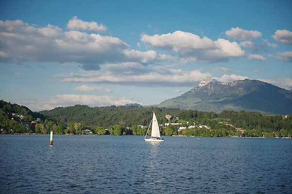 포토 JPG 주간 구름 해외풍경 호수 요트 유럽풍경 하늘 풍경 사람없음 야외 스위스 루체른 국내포토 자연요소 해외 유럽 배_교통 파일형식