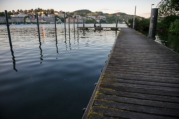 포토 JPG 주간 해외풍경 호수 유럽풍경 풍경 야외 두명 항구 스위스 루체른 국내포토 자연요소 해외 유럽 교통시설 사람 파일형식