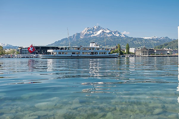 포토 JPG 주간 해외풍경 호수 유럽풍경 풍경 사람없음 야외 유람선 스위스 루체른 스위스국기 국내포토 자연요소 해외 유럽 배_교통 국기 파일형식