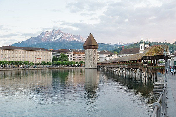 포토 JPG 주간 해외풍경 호수 유럽풍경 하늘 풍경 여러명 야외 여행객 스위스 알프스 루체른 가교 국내포토 자연요소 해외 건축물 유럽 다수 사람 파일형식