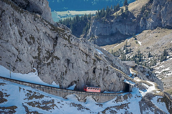 포토 JPG 주간 해외풍경 유럽풍경 바위산 풍경 사람없음 야외 눈 스위스 알프스 루체른 산악열차 국내포토 자연요소 해외 유럽 날씨 기차 돌산 파일형식