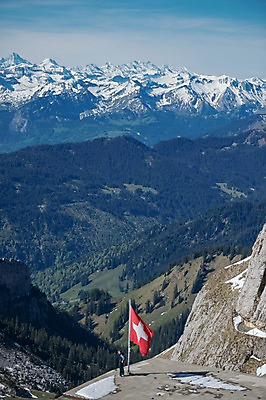 포토 JPG 주간 전신 해외풍경 유럽풍경 바위산 한명 풍경 야외 정상 스위스 알프스 루체른 스위스국기 국내포토 자연요소 1 해외 유럽 사람 국기 돌산 파일형식