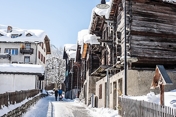 포토 JPG 주간 해외풍경 여자 남자 어린이 겨울 유럽풍경 가족 풍경 성인 야외 세명 눈 스위스 체르마트 겨울풍경 국내포토 자연요소 해외 계절 유럽 관계 날씨 사람 파일형식