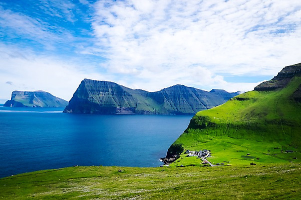 포토 JPG 주간 구름 해외풍경 바다 자연 하늘 산 풍경 초원 사람없음 야외 맑음 바위섬 페로제도 보르도이섬 국내포토 자연요소 해외 섬 날씨 덴마크 생태계 파일형식