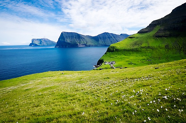 포토 JPG 주간 구름 해외풍경 바다 자연 하늘 산 풍경 초원 사람없음 야외 바위섬 페로제도 보르도이섬 국내포토 자연요소 해외 섬 덴마크 생태계 파일형식