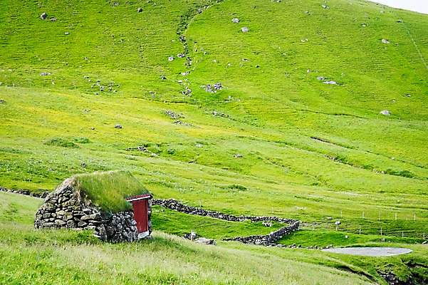 포토 JPG 주간 구름 해외풍경 호수 자연 하늘 풍경 초원 사람없음 야외 돌집 페로제도 보르도이섬 국내포토 자연요소 해외 섬 주택 덴마크 생태계 파일형식