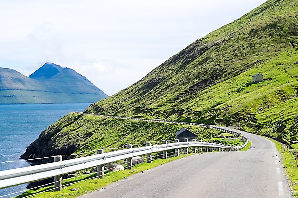 포토 JPG 주간 해외풍경 바다 자연 산 풍경 사람없음 야외 물가 커브길 해안도로 포장도로 페로제도 보르도이섬 국내포토 자연요소 해외 도로 섬 덴마크 생태계 파일형식