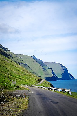 포토 JPG 주간 구름 해외풍경 바다 자연 하늘 산 풍경 사람없음 야외 물가 해안도로 포장도로 페로제도 보르도이섬 국내포토 자연요소 해외 도로 섬 덴마크 생태계 파일형식