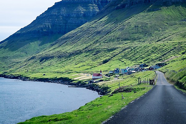 포토 JPG 주간 해외풍경 바다 자연 산 풍경 사람없음 야외 물가 해안도로 포장도로 페로제도 국내포토 자연요소 해외 도로 섬 덴마크 생태계 파일형식