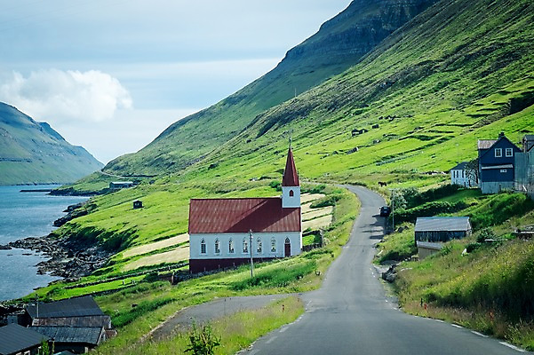포토 JPG 주간 구름 해외풍경 건축물 바다 자연 하늘 산 풍경 사람없음 야외 해안도로 포장도로 페로제도 국내포토 자연요소 해외 건축 도로 섬 덴마크 생태계 파일형식