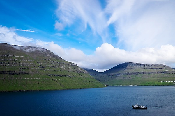 포토 JPG 주간 구름 해외풍경 바다 자연 하늘 산 풍경 사람없음 야외 맑음 페로제도 보르도이섬 국내포토 자연요소 해외 섬 날씨 덴마크 생태계 파일형식