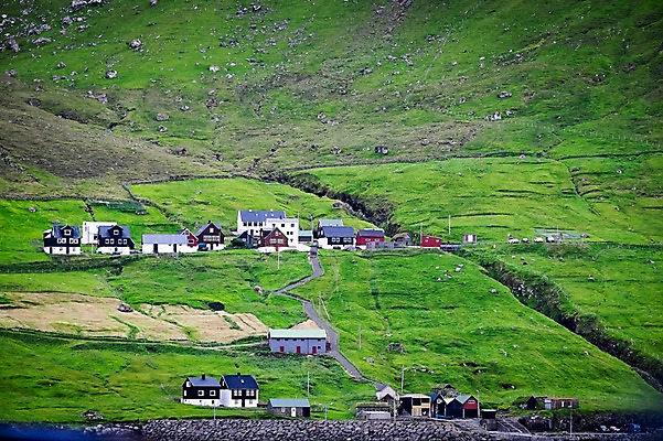 포토 JPG 주간 해외풍경 건축물 자연 산 풍경 초원 사람없음 야외 마을 페로제도 보르도이섬 국내포토 자연요소 해외 건축 섬 덴마크 생태계 파일형식