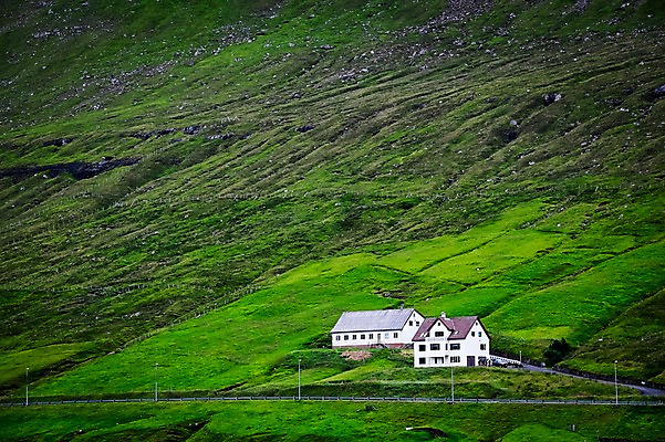 포토 JPG 주간 해외풍경 자연 산 주택 풍경 초원 사람없음 야외 두개 페로제도 보르도이섬 국내포토 자연요소 해외 섬 2 덴마크 건물 생태계 파일형식