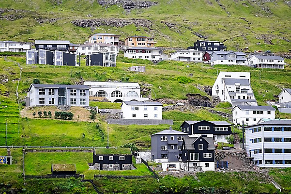 포토 JPG 주간 해외풍경 자연 산 주택 풍경 사람없음 야외 여러개 페로제도 보르도이섬 국내포토 자연요소 해외 섬 다수 덴마크 건물 생태계 파일형식