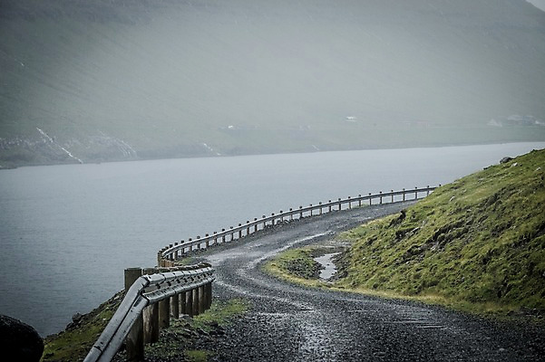 포토 JPG 주간 해외풍경 바다 자연 산 풍경 사람없음 야외 회색 커브길 해안도로 흐림 포장도로 페로제도 쿠노이섬 국내포토 자연요소 해외 도로 컬러 섬 날씨 덴마크 생태계 파일형식