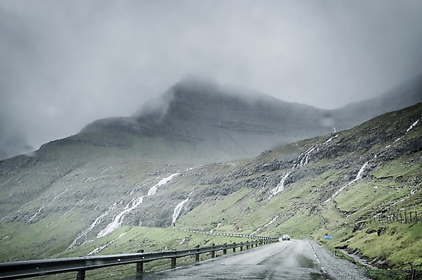 포토 JPG 주간 해외풍경 자연 산 풍경 사람없음 야외 폭포 회색 안개 먹구름 흐림 포장도로 페로제도 쿠노이섬 국내포토 자연요소 해외 도로 컬러 섬 날씨 덴마크 생태계 파일형식 구름_자연