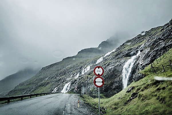 포토 JPG 주간 해외풍경 자연 산 풍경 사람없음 야외 폭포 회색 안개 커브길 먹구름 흐림 포장도로 페로제도 쿠노이섬 국내포토 자연요소 해외 도로 컬러 섬 날씨 덴마크 생태계 파일형식 구름_자연