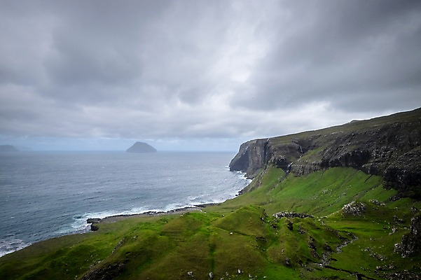 포토 JPG 주간 해외풍경 바다 자연 풍경 사람없음 야외 언덕 먹구름 바위섬 흐림 페로제도 스위노이 국내포토 자연요소 해외 섬 날씨 덴마크 생태계 파일형식 구름_자연