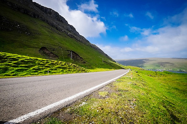 포토 JPG 주간 해외풍경 자연 하늘 풍경 사람없음 야외 맑음 차도 포장도로 아스팔트길 콘크리트길 페로제도 스위노이 국내포토 자연요소 해외 도로 길 섬 날씨 덴마크 생태계 파일형식