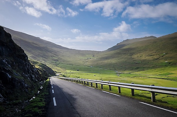 포토 JPG 주간 구름 해외풍경 자연 하늘 산 풍경 초원 사람없음 야외 아스팔트 포장도로 페로제도 스위노이 국내포토 자연요소 해외 도로 섬 덴마크 생태계 파일형식