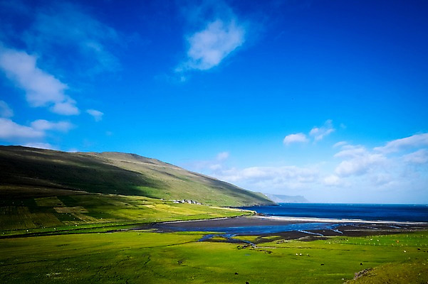 포토 JPG 주간 해외풍경 자연 하늘 풍경 초원 사람없음 야외 파란색 맑음 언덕 드넓은 페로제도 스위노이 국내포토 자연요소 해외 컬러 섬 날씨 덴마크 생태계 파일형식