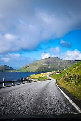 포토 JPG 주간 구름 해외풍경 자연 하늘 산 풍경 사람없음 야외 아스팔트 해안도로 포장도로 페로제도 스위노이 국내포토 자연요소 해외 도로 섬 덴마크 생태계 파일형식