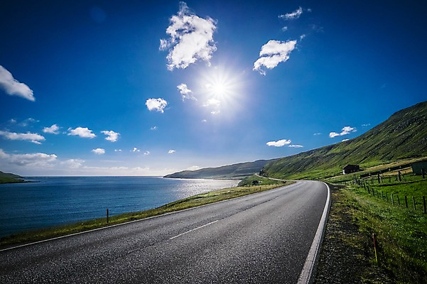포토 JPG 주간 해외풍경 바다 자연 하늘 풍경 초원 사람없음 야외 햇빛 맑음 해안도로 포장도로 페로제도 스위노이 국내포토 자연요소 해외 도로 섬 날씨 덴마크 태양 생태계 파일형식