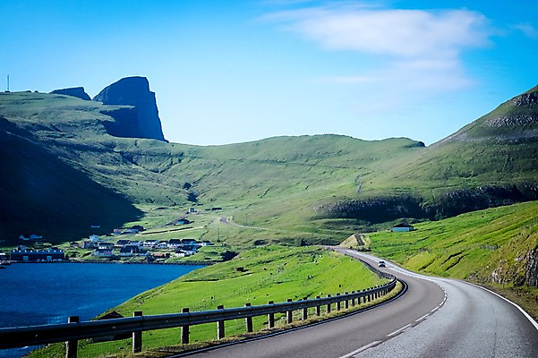 포토 JPG 주간 해외풍경 바다 자연 하늘 풍경 초원 사람없음 야외 맑음 언덕 해안도로 포장도로 페로제도 스위노이 국내포토 자연요소 해외 도로 섬 날씨 덴마크 생태계 파일형식