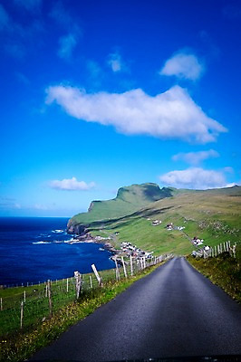 포토 JPG 주간 구름 해외풍경 바다 자연 하늘 풍경 사람없음 야외 맑음 차도 물가 아스팔트 해안도로 포장도로 페로제도 국내포토 자연요소 해외 도로 섬 날씨 덴마크 생태계 파일형식