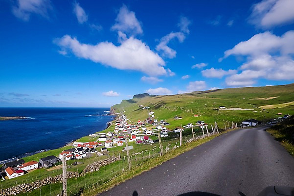 포토 JPG 주간 해외풍경 바다 자연 하늘 주택 풍경 초원 사람없음 야외 맑음 아스팔트 포장도로 페로제도 스위노이 국내포토 자연요소 해외 도로 섬 날씨 덴마크 건물 생태계 파일형식