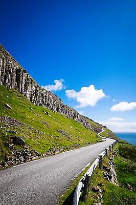 포토 JPG 주간 해외풍경 자연 하늘 풍경 사람없음 야외 맑음 아스팔트 언덕 포장도로 페로제도 스위노이 국내포토 자연요소 해외 도로 섬 날씨 덴마크 생태계 파일형식