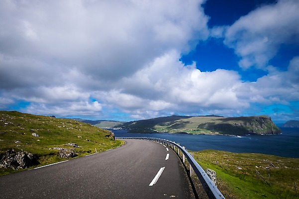 포토 JPG 주간 구름 해외풍경 자연 하늘 풍경 사람없음 야외 해안도로 포장도로 페로제도 스위노이 국내포토 자연요소 해외 도로 섬 덴마크 생태계 파일형식