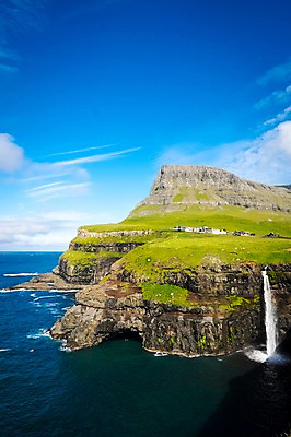 포토 JPG 주간 해외풍경 바다 자연 하늘 풍경 사람없음 야외 파란색 맑음 폭포 언덕 바위섬 페로제도 보가르섬 국내포토 자연요소 해외 컬러 섬 날씨 덴마크 생태계 파일형식